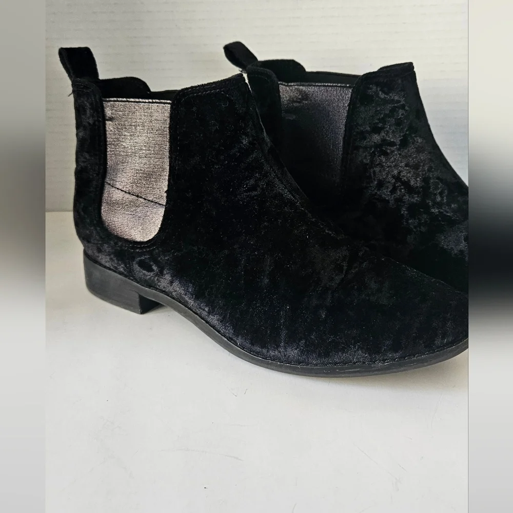 TOMS Ella Chelsea Black‎ Crushed Velvet Ankle Boots Size 9.5